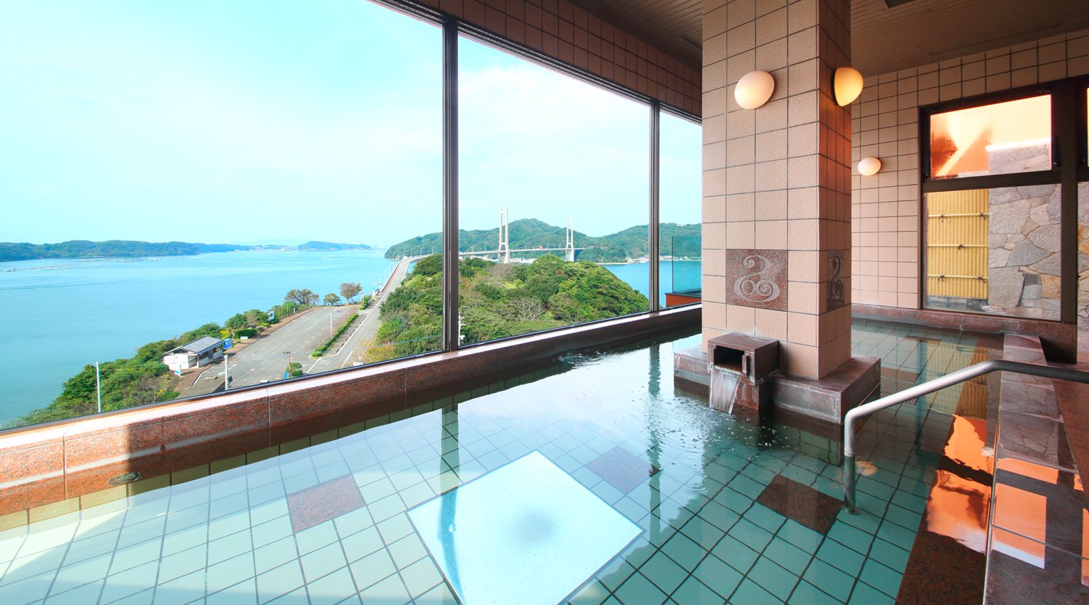 名護屋湾を一望できる展望浴場からの景色はまさに絶景です
